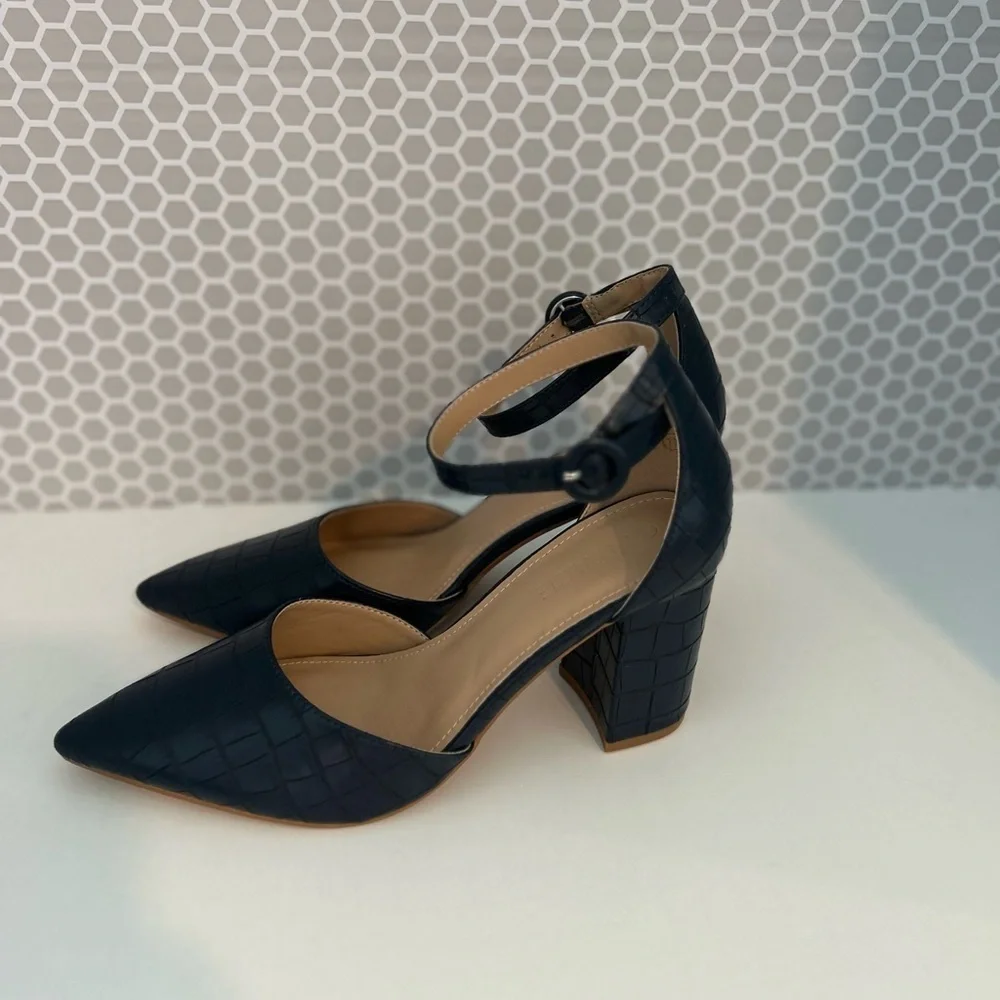 Fisace Women’s Blue Block Heels

Size 7 1/2 - Picture 6 of 7